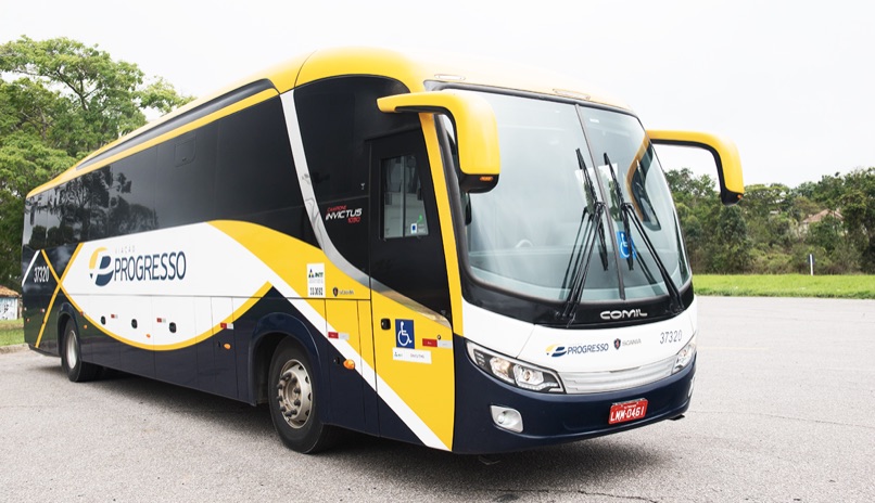 Ônibus rodoviário da Progresso nas cores amarela, azul e branca.